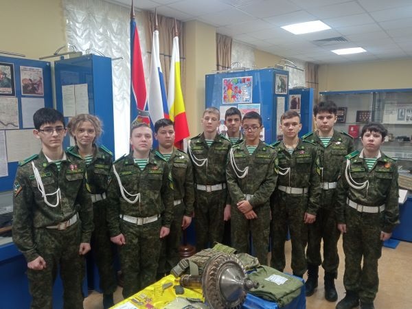 На плечах у нас зеленые погоны…