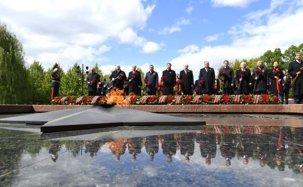 Возложение цветов к Могиле Неизвестного Солдата