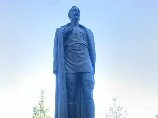 Сотрудники и ветераны УФСБ Рязанской области почтили память Феликса Дзержинского и возложили цветы к памятнику у здания ведомства. Мероприятие приурочено к 148-й годовщине со дня рождения основателя ВЧК.