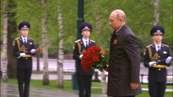 Президент Владимир Путин возложил букет красных роз к Могиле Неизвестного Солдата в Александровском саду в Москве.
